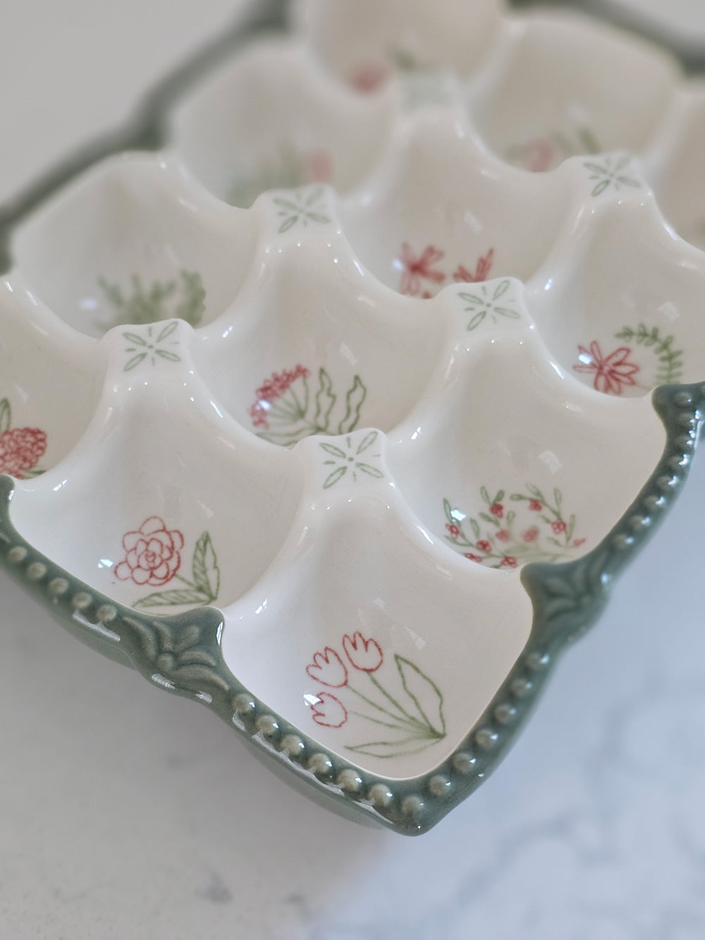 Stoneware Egg Tray with Cottage Style
