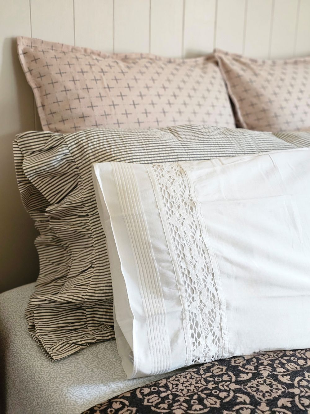 Vintage Style Crochet Lace and Pleated Edge Pillowcase Set Ivory